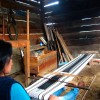 Nativa tejiendo
